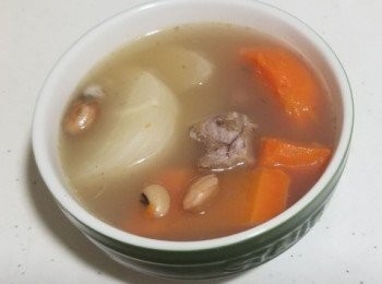 step5: 最後加入將果皮及薑片，並以大火煲滾再轉細火煲兩小時即成。