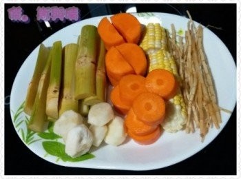 step1: 先將所有材料洗淨，備用。再將馬蹄、紅蘿蔔去皮。將竹蔗、粟米、紅蘿蔔切段，備用。煲滾開水，將材料加入已煮滾既開水中煲 1.5 －2小時即成。