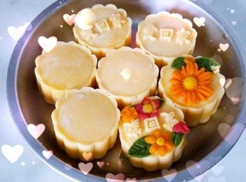 step6: 取出已包好月餅...可隨意放上花花..葉子..