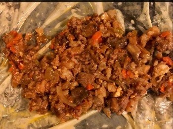 step7: 腐皮放於平面的砧板上，將約一湯匙餡料放於腐皮上，慢慢包成條狀，然後小心地摺上兩邊的摺囗，並塗上一些麵粉漿或蛋漿。