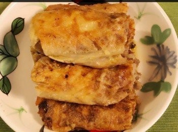 step8: 熱鍋落油，放入腐皮卷，用慢火煎至兩邊都金黃色便可。醮以酸甜醬或辣椒醬更佳。




想知道我更多食譜，可去我Facebook 專頁。
https://m.facebook.com/carlineki/