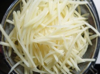 step4: 放上網篩瀝乾水份。