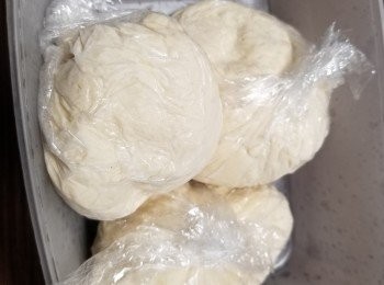 step1: 老種要預先1日做定,
將材料放入碗中攪拌均勻至沒有粉粒 ，取出搓揉6~7分鐘至光滑 
麵團放入碗中蓋上保鮮紙，室溫發酵4小時，或放入雪櫃低溫發酵12小時
取出排氣搓揉至光滑 
分割成8份，每份50g ，每份獨立用保鮮袋包好，放入雪櫃冰格儲存 
使用前必需回溫，撕碎成小塊狀即可使用 (老麵添加份量比例為主麵團1/3~1/6
份量 )冰格可儲存3個月 ,普通格存放3~5天