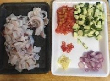 step4: 中卷切丁；櫛瓜切丁；蕃茄去梗去籽後切丁，蒜頭切末；紅蔥頭去皮切片；辣椒去籽切圈；