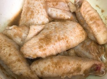 step1: <a href="https://bit.ly/3zHU5V3" target="_blank" data-keyword="雞翼" class="guide-link"><strong>雞翼</strong></a> <span style="display:inline-block;vertical-align:middle;margin-top:-3px;color:initial;border-radius:3px;padding:2px 3px;font-size:12px;line-height:14px;background:#87d300;color:#fff;">即買</span> 洗淨，用廚紙吸乾水份，加入所有<span class="group_2">醃料</span>醃30分鐘以上（醃製時間越久越入味）。備用。