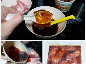 step2: 取出麥芽糖，並加入碗中一同攪拌（可按個人喜好加多或減少麥芽糖份量喔！）將已洗淨豬扒放入保鮮密實袋中，並將已調配好嘅醃料一同倒入密實袋中以醃製。醃製時間最好不少於三小時。入袋後可慢慢輕輕按摩一下豬扒，令醃料更均勻