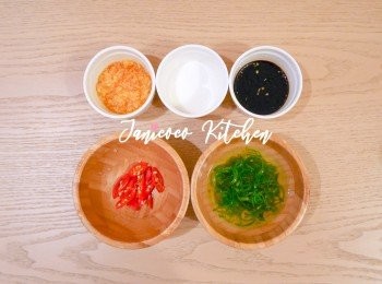 step1: 準備材料，蜆需要提前用鹽水吐沙2-3小時。