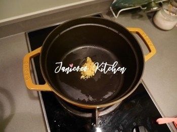 step2: 開鍋下油爆香蒜蓉。