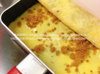 step5: 用鍋鏟按壓邊造型，向外推至鍋邊。