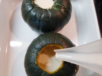 step7: 將布甸漿過篩一次(過篩可令布甸滑D)。
把布甸漿倒入南瓜盅內，將南瓜盅放入雪櫃冷藏至布甸凝固完成。