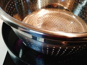 step3: 茄子先汆水至 六/七成熟取出瀝乾後切段。
