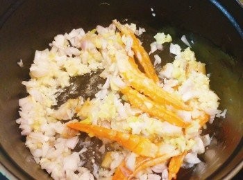 step5: 加入薑粒、乾蔥粒和蒜蓉炒香。