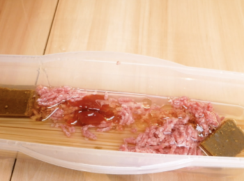 step1: 將全部材料丟進耐熱容器中。
※這次我用的容器是長型，可以微波做義大利麵的容器，如果家中容器沒這麼長的話，可以將義大利麵掰斷成一半喔。