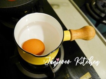 step1: 把蛋煮熟後，切成碎粒。