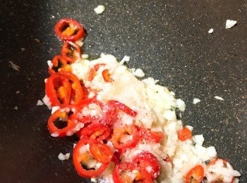 step2: 把蒜蓉及紅椒爆香。