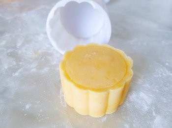 step5: <span class="group_3">餅皮</span>壓平..包入<span class="group_2">奶黃餡</span>..搓圓..放入月餅模內壓出月餅.