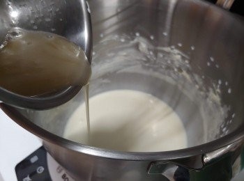 step14: 把暖的魚膠溶液加入椰香芝士中快速攪勻 
 (**魚膠液要在暖時加進餡中攪拌，否則會結粒蛋糕便不能成形)