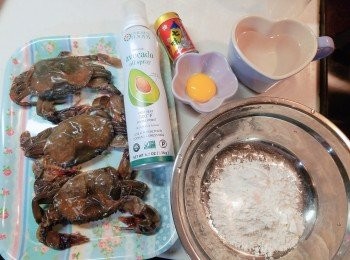 step1: 預備軟殼蟹<span class="group_1">食材</span>。