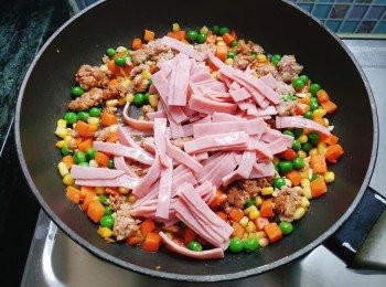 step7: 再加入火腿絲。