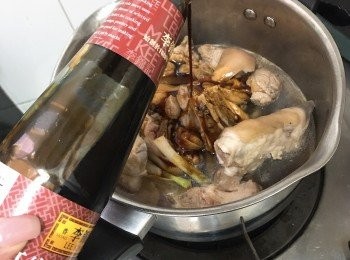 step4: 倒入李錦記可樂味<span class="group_3">滷水汁</span>、片糖及熱水，然後上蓋，用慢火炆煮1小時30分鐘（其間炆30分鐘熄火焗15分鐘，重覆兩至三次）煮至軟焾。