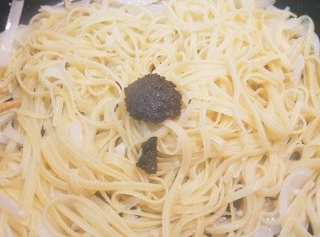 step12: 最後加入松露醬和露醬快手炒勻便可上碟。