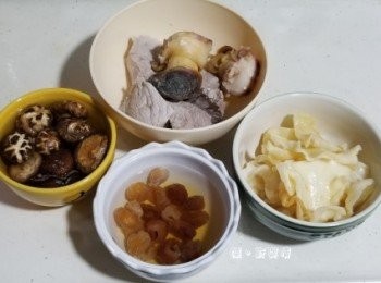 step1: 將瘦肉及螺頭洗淨，再汆水數分鐘，備用。
已預先發好嘅花膠切成小片，備用
桂圓及小冬菇需要洗淨再稍為浸一下