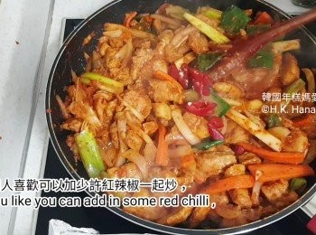 step5: 隨個人喜歡可以加少許紅辣椒一起炒。