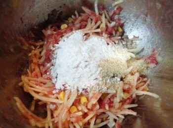 step7: 再加入麵粉和麵包糠。