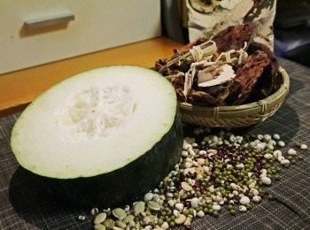 step1: 袪濕藥材：
蓮蓬。蓮葉、生熟薏米、燈芯花。木棉花、赤小豆。白扁豆，川卑薢