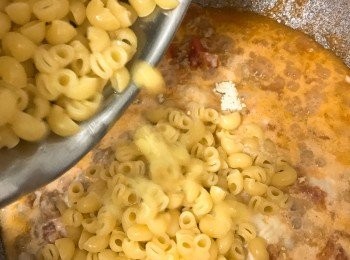 step9: 將通心粉倒入醬汁內拌勻，讓通心粉吸收醬汁的味道並煮至熟透。