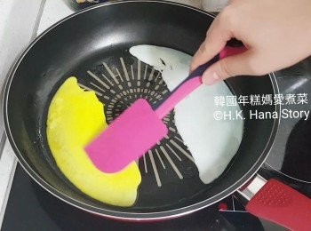 step7: 把蛋的蛋白和蛋黃分開，蛋黃發匀，熱鑊下油，把蛋黃和蛋白分開煎，會用來做蛋白蛋黃絲，最後做<span class="group_5">裝飾</span>。