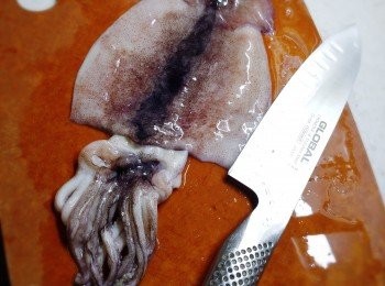 step1: 將魷魚洗淨去皮。