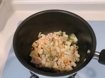step3: 落少許油，炒香三文魚、牛油果、西蘭花，再加入三色通粉，加少少水煮起
