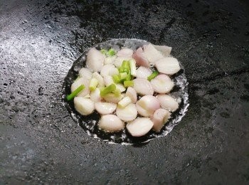 step4: 熱鍋入約60ml油、加入蒜碎、紅葱頭