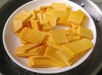 step2: 把南瓜切成薄片，滾水中火隔水蒸15分鐘