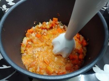 step9: 5分鐘後打開煲蓋，撈起大部份蔬菜，用電動攪拌機打成蓉 (如無電動攪拌機可免)