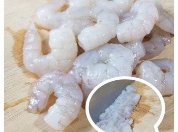 step1: 將已去殼嘅虎蝦剁成蓉，大人版嘅蝦蓉加入生抽、麻油、鹽、糖及生粉攪伴以作調味