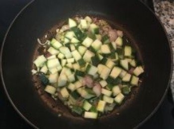 step6: 放入紅蔥頭片炒香，再加入櫛瓜丁快炒；