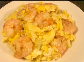 step5: 熱鍋以大火燒熱，加入油然後落蛋漿，再加入蝦仁，慢慢將蛋的底部鏟起上蛋漿面上，重復這様做法，但不可將蛋反轉過來煎，直至蛋7成熟，用加上韮黃便可，馬上熄火便可上碟。



想知道我更多食譜，可去我Facebook 專頁。
https://m.facebook.com/carlineki/