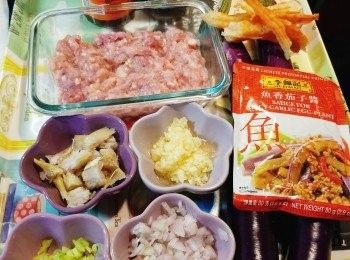 step2: 預備材料。蝦乾洗淨浸軟。
豬肉以一茶匙糖、一茶匙生抽、兩湯匙水和兩茶匙生粉先醃15分鐘。