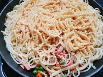 step9: 跟住加入蒜粉及鹽在意粉上面調味