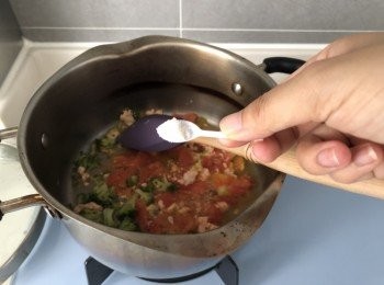 step3: 加少少油燒紅鑊，落哂所有材料，加少少鹽，收了大部份水後即可熄火