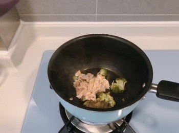 step2: 蒸熟三文魚、牛油果、西蘭花。蒸熟後，用叉弄碎三文魚