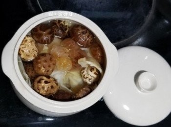 step3: 再將花膠及薑片放入，最後將桂圓及小冬菇放入，並加入水至八分滿，即可準備燉