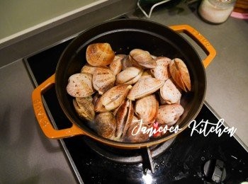 step4: 把大蜆加入炒或焗至半開口。