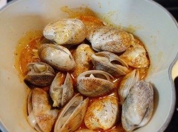 step4: 加入大蜆並蓋上蓋子。