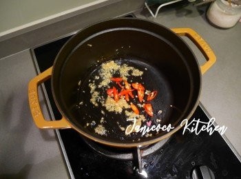 step3: 加辣椒碎炒香。