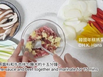 step4: 將<span class="group_2">醃牛肉</span>醬料和牛肉拌勻醃大約十五分鐘。