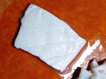 step3: 如相片中𠝹成十字紋。再用少量胡椒粉和鹽略醃10 分鐘。