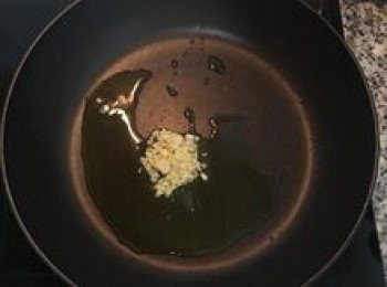 step5: 炒鍋加熱放入優質橄欖油，並放入蒜末炒香；